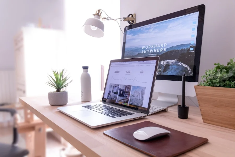 Laptop met een websiteontwerp in wording